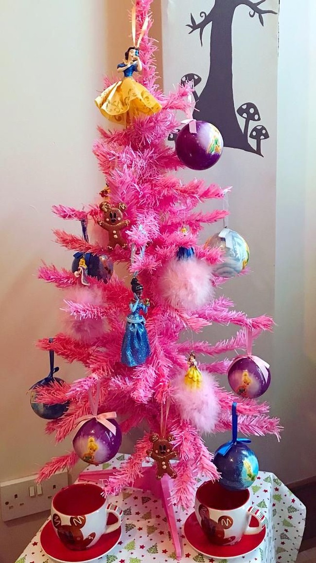 eBay mencatat, ada peningkatan drastis penjualan pohon Natal tiruan berwarna pink di Inggris tahun ini sebesar 615 persen. Nah kalau ini, pohon Natal pink berhiaskan ornamen Disney Princess. Cocok untuk melengkapi pohon natal yang warnanya identik dengan sesuatu yang feminin ini. (Foto: Instagram)