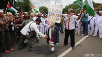 Setelah itu mereka menyulutkan api.