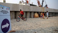 Tanggul raksasa ini dibangun untuk menjaga sebagian wilayah Utara Jakarta yang terancam tenggelam di 2030 lantaran permukaan tanah yang terus turun. Pool/PUPR.