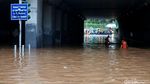 Foto: Underpass Dukuh Atas Banjir, Lalu Lintas Putus