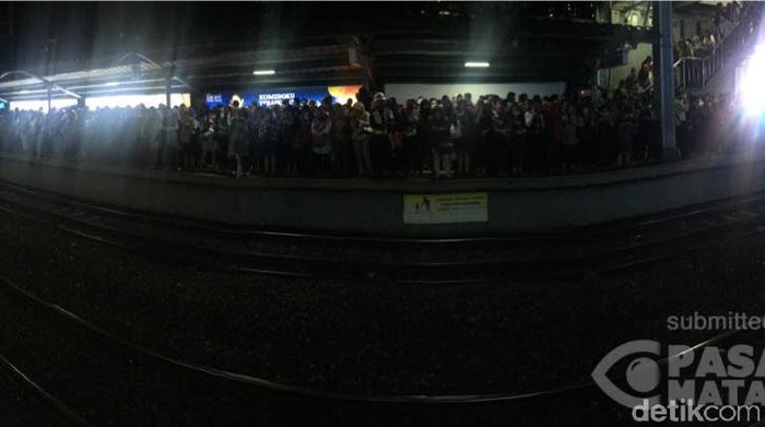 Penumpang Membeludak di Stasiun Sudirman Malam Ini
