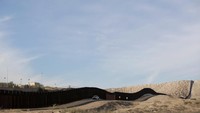 Penampakan wilayah di sekitar dinding perbatasan.