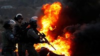 Polisi Israel siaga dengan senjata laras panjang. Mohamad Torokman/Reuters.