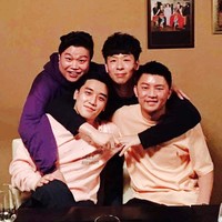 Di keseharian, Seungri memang sering pakai kaus berharga mahal. Ketika hangout dengan teman-temannya, ia pun pernah menggunakan Culth Moth Eaten Sweatshirt keluaran Satify seharga Rp 3,8 jutaan ini. Foto: Instagram Seungri