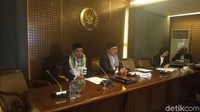 Fahri dan Fadli dikenal kompak. Salah satu momennya yakni saat keduanya memakai syal Palestina. Hal ini dilakukan sebagai dukungan dari para anggota DPR kepada Palestina terkait keputusan Presiden AS Donald Trump yang mengakui Yerusalem sebagai sebagai ibu kota Israel. (dok. detikcom)