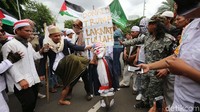 Boneka bertopeng wajah Donald Trump tersebut diarak dan dipukul oleh para pendemo yang mengecam kebijakan Donald Trump terkait Yerusalem.