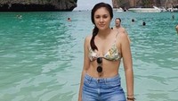Seleb berlabel Hot Mom satu ini tengah berada di Phiphi Island, Phuket, Thailand. Ia seksi berbikini. Foto: Instagram/wulanguritno