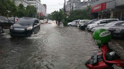 Disedot Petugas, Banjir di Jalan Kemang Raya Surut