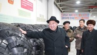 Desember 2017: Kim Jong-Un mengunjungi pabrik ban dan pabrik tepung tapioka. Kunjungan ke pabrik ban dilakukan tiga hari setelah peluncuran rudal antarbenua (ICBM) Hwasong-15 yang menuai kecaman dunia. Foto: KCNA via KNS/AFP