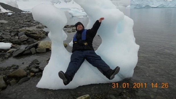 Diumurnya yang ke-39, dia telah berhasil keliling 7 benua, 50 negara bagian di Amerika Serikat bahkan dia juga ke Lingkaran Arktik (Tony the Traveler/ Facebook) Diumurnya yang ke-39, dia telah berhasil keliling 7 benua, 50 negara bagian di Amerika Serikat bahkan dia juga ke Lingkaran Arktik (Tony the Traveler/ Facebook)