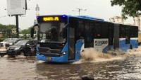 Genangan air di Jalan Gatot Subroto arah Cawang. Foto diambil pukul 14.43 WIB, dan terlihat ketinggian air mencapai 50 cm. Genangan muncul sejak depan gedung Bulog hingga gedung Kemenperin. (Indra-detikcom)