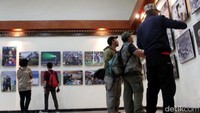 Pengunjung melihat-lihat foto yang dipamerkan.