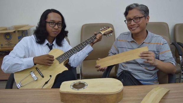 Fani Basa dan Primaditya menunjukkan gitar kreasinya
