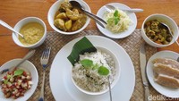 Creole adalah etnis mayoritas di Seychelles. Hidangan mereka ada puree kacang lentil, kari ayam dan kari sayur. Ini dipadu dengan salad jambu dan salad pepaya, serta pisang dimasak seperti kolak. Ini semua dimakan dengan nasi (Fitraya/detikTravel)