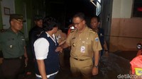 Tampak air masih setinggi lebih dari lutut orang dewasa. Beberapa rumah warga masih kebanjiran. Namun ketinggian air mulai turun.