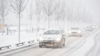 Salju tebal juga melanda Belanda. Mobil-mobil bergerak perlahan di jalanan kota Rotterdam saat salju tebal melanda. Foto: AFP PHOTO/ANP/Robin Utrecht