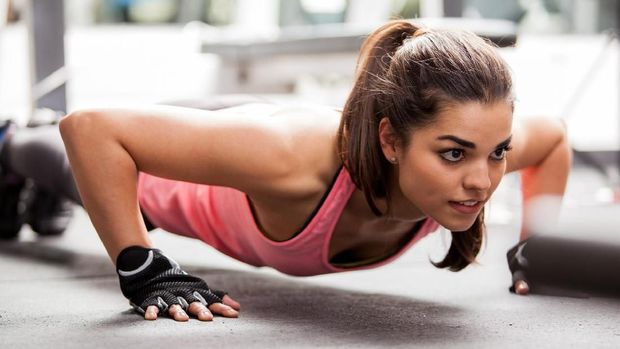 Selain melatih otot lengan, push up dengan posisi tangan lebar juga efektif mengencangkan otot dada.