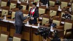 Ketika Anggota Dewan Kenakan Syal Palestina