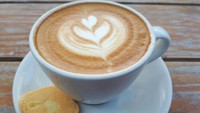 Di Jalan Cikajang No. 29, Senopati, Jakarta Selatan ada kafe yang sediakan kopi dan kue enak. Bernama BEAU by Talita Setyadi, Anda dapat menikmati cappuccino hangat dengan paduan biskuit enak. Lebih cantik disajikan dengan cangkir biru. Foto: Dok. detikFood