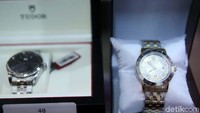 Termasuk beberapa jam tangan.