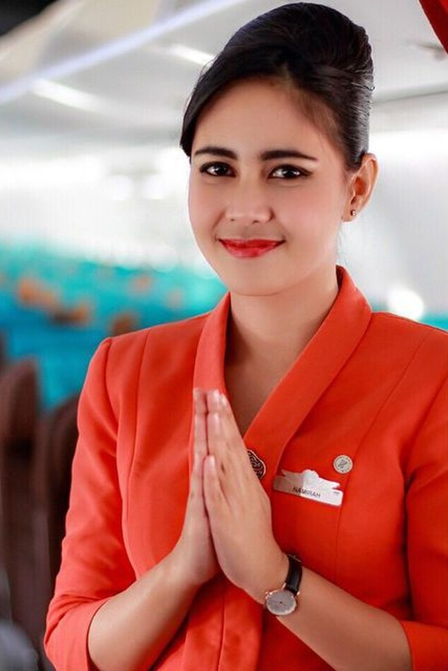 Namirah Hassan pramugari berparas cantik dengan hidung mancung dan bibir tipis. Menjadi pramugari dari maskapai Garuda Indonesia, Namirah pun semakin memesona dengan seragam kebaya. Foto: Instagram