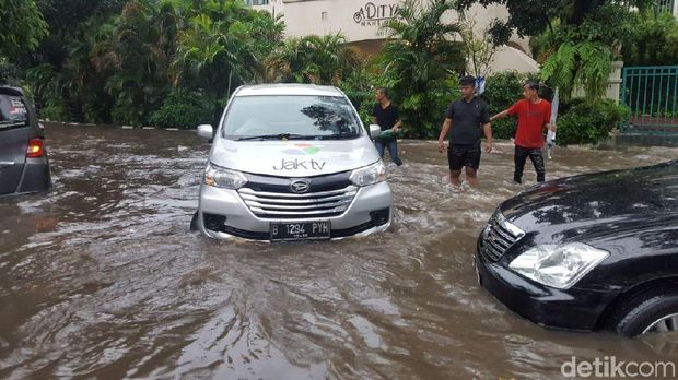  Banjir di Jl Adityawarman, Jaksel, Senin (11/12/2017)