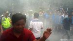 Massa PMII Bakar Ban di Depan Kantor Konjen AS