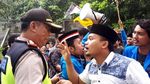 Massa PMII Bakar Ban di Depan Kantor Konjen AS