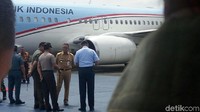 Gubernur DKI Anies Baswedan ikut mengantar Presiden Jokowi. Foto: Bagus Prihantoro N/detikcom