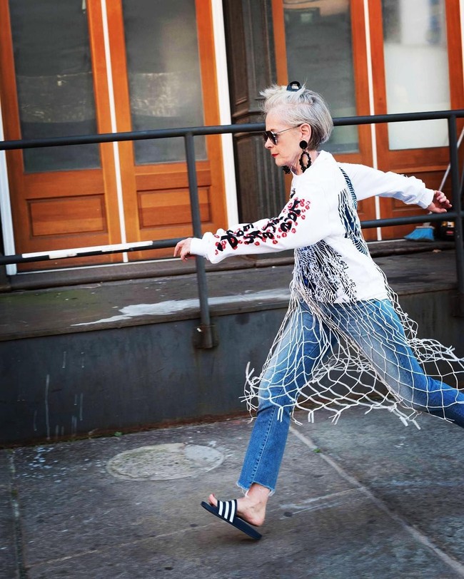 Seorang wanita bernama Lyn Slater memiliki isi lemari dan followers Instagram yang mungkin lebih banyak dari kamu sekarang. Punya gaya yang super keren, siapa sangka jika usia Lyn menginjak 64 tahun saat ini. Simak di sini untuk melihat gaya-gayanya yang menginspirasi. Foto: Dok. Instagram/Accidental Icon