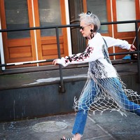 Seorang wanita bernama Lyn Slater memiliki isi lemari dan followers Instagram yang mungkin lebih banyak dari kamu sekarang. Punya gaya yang super keren, siapa sangka jika usia Lyn menginjak 64 tahun saat ini. Simak di sini untuk melihat gaya-gayanya yang menginspirasi. Foto: Dok. Instagram/Accidental Icon