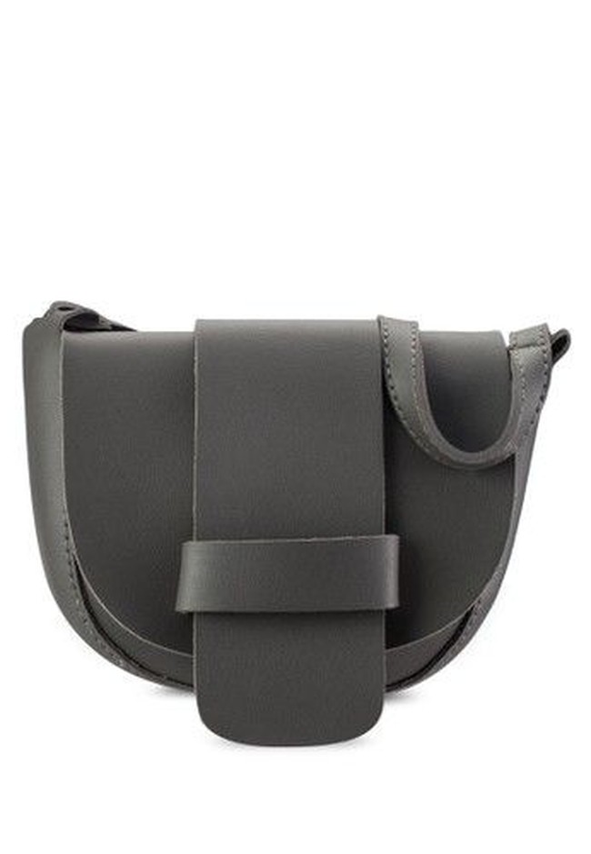 Untuk hangout, sling bag berukuran kecil seperti ini cocok diterapkan. Anda pun bisa memiliki Mini Front Detail Crossbody yang awalnya seharga Rp 549 ribuan ini dengan Rp 99 ribuan di situs Zalora.