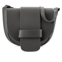 Untuk hangout, sling bag berukuran kecil seperti ini cocok diterapkan. Anda pun bisa memiliki Mini Front Detail Crossbody yang awalnya seharga Rp 549 ribuan ini dengan Rp 99 ribuan di situs Zalora.