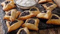 Melihat bentuk kue yang unik ini pasti akan tergoda. Ini adalah hamantaschen yang merupakan kue khas Israel. Bentuknya segitiga dengan isi poppy seed, kismis, selai buah ataupun karamel. Foto: Istimewa