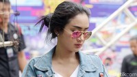 Cita Citata tampil kasual dengan kaus dan jaket jeans. Foto: Noel/detikHOT