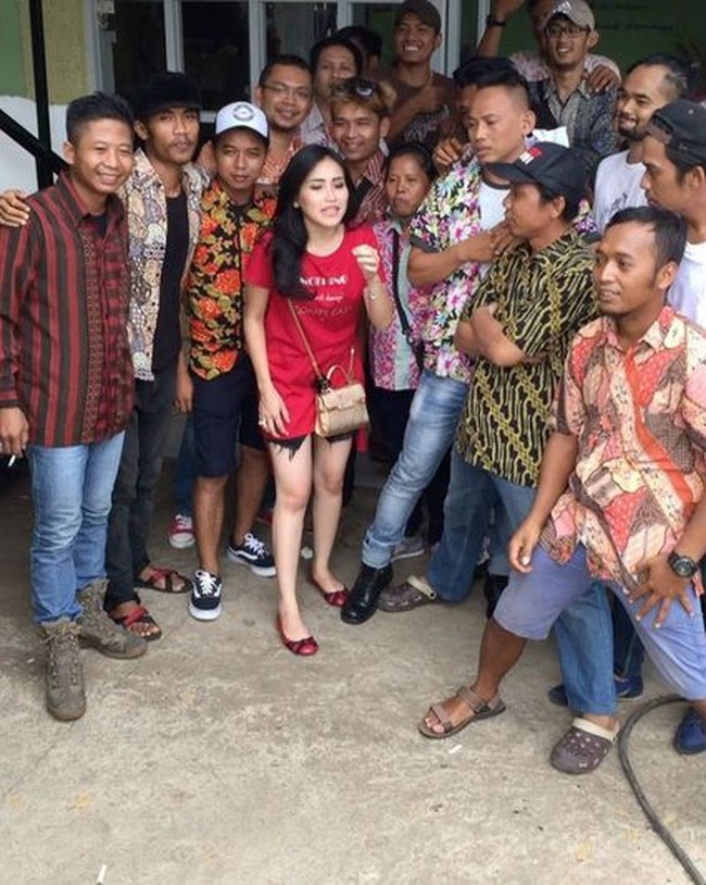 Tas kecil berwarna emas yang dipakai Ayu Ting Ting ini datang dari brand tas kulit ternama asal Belgia, Delvaux. Tas Delvaux Tempete Micro Palomino itu dijual seharga US$ 6.450 atau sekitar Rp 87 juta. Foto: Instagram