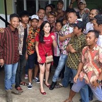 Tas kecil berwarna emas yang dipakai Ayu Ting Ting ini datang dari brand tas kulit ternama asal Belgia, Delvaux. Tas Delvaux Tempete Micro Palomino itu dijual seharga US$ 6.450 atau sekitar Rp 87 juta. Foto: Instagram