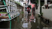Banjir tersebut memasuki areal pemukiman yang dapat ditempuh kurang dari 10 menit dari rumah dinas Gubernur DKI Jakarta.