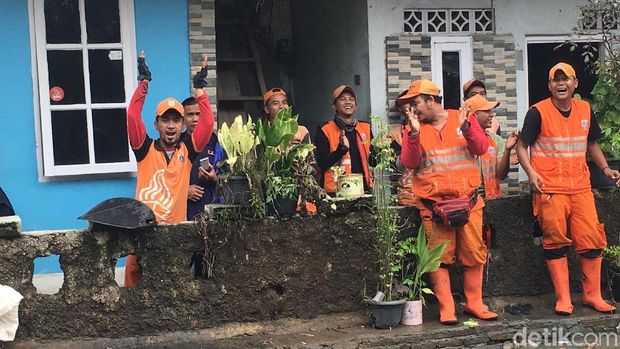 Semangat dan Nyanyian Pasukan Oranye Perbaiki Tanggul Kali Pulo