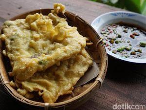 Ngemil Tempe Mendoan Hangat dengan Cocolan Sambal Kecap, Enak Nih!