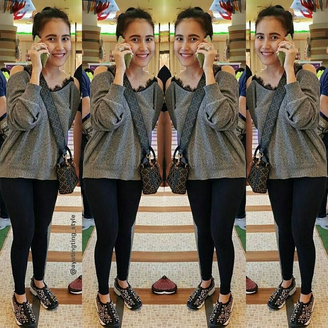 Di balik penampilan casualnya ini Ayu Ting Ting tampak glamour dengan tas Lady Dior Studded seharga US$ 5146 atau sekitar Rp 70 juta. Foto: Instagram