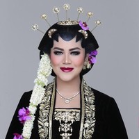 Dengan kebaya pengantin Solo Basahan, Kahiyang tampil manglini dengan makeup yang dirias oleh Bennu Sorumba. Dengan lipstik merah keunguan, alis on-fleek dan menggunakan softlense, Kahiyang Ayu tampil sangat cantik. Penampilannya ini bukanlah foto throwback saat dia menikah. Namun Kahiyang dimanta oleh makeup artist Benny Sorumba menjadi model untuk buku makeupnya.  Foto: dok. Instagram (Bennu Sorumba)