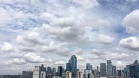 Berdasarkan keterangan BMKG, suhu udara hari ini, Selasa (12/12/2017) berada pada 22-31 derajat celcius. Kelembapan udara 70-97%.  