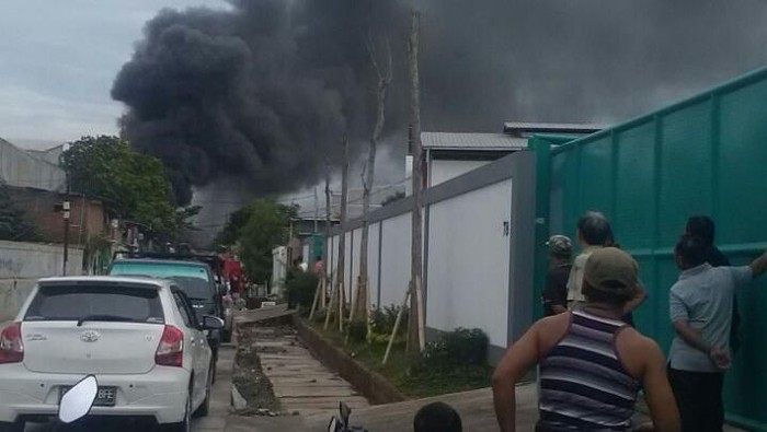 Pabrik Lilin Terbakar di Penjaringan, Petugas Masih Padamkan Api