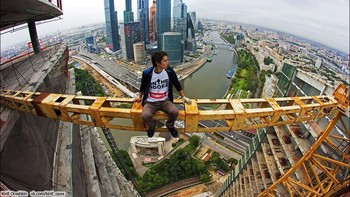 Apa yang ada di pikiranku ketika melakukannya? Sebenarnya tidak ada yang istimewa. Aku hanya mencoba berpegangan erat dan bertahan tetap hidup, papar Kirill.Foto: VK