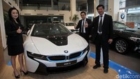 Vice President Corporate Communication BMW Group Indonesia Jodie Otania, Head of Sales Channel Development Irhan Farhan, dan Chief Operating Officer Tunas Mobilindo Parama BMW Purwoko Arbutomo berpose dengan BMW i8.