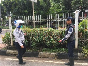 Petugas Dishub Cek Lokasi Pemotor Terjepit Bus di Jalur TransJ
