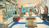 Di New Delhi, India terdapat museum toilet Sulabh International Museum od Toilets. Di dalam museum ini, pengunjung bisa melihat koleksi toilet dari berbagai negara, tak hanya India. Ada toilet portabel dari kayu yang sangat klasik, ada yang bentuknya seperti kursi teras, ada juga yang menyamar jadi sofa. Sulabh Toilet Museum juga mengedukasi wisatawan tentang sejarah perkembangan toilet. Mulai dari bahan, desain, dan teknologi toilet di masa lampau sampai bisa modern seperti sekarang. (sulabhinternational.org)