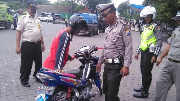 Motor pelajar ini juga menggunakan knalpot brong