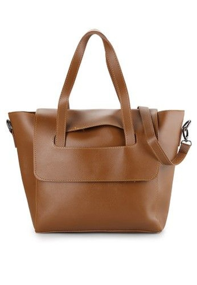 Tote bag berikut cukup menarik untuk Anda kenakan saat hangout atau pun bekerja. Tote Bag Gryta dari Louvre Paris tersebut turun dari Rp 497 ribuan menjadi Rp 79 ribuan di situs Zalora.